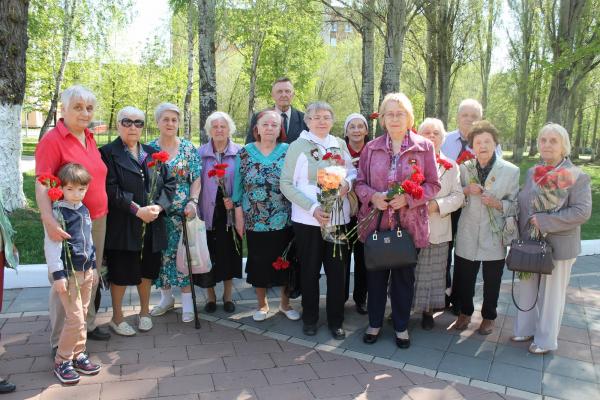 церемония возложения цветов к стеле в честь Победы (4) церемония возложения цветов к стеле в честь Победы (4)